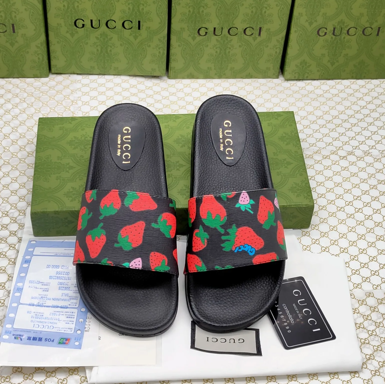 👟👟Ex-factory price 220👟👟 Couple model 🎗Gucci "Gucci" slippers, a much-anticipated one, so beautiful that it will melt your hearts❤,! It is simply a masterpiece of extraordinary craftsmanship. It is a must-have for everyone. It is made by open molding. The foot feels Q-elastic and super soft. The upper foot is super delicate. Size number (35~47), exclusive model, with many layouts, there is always one you like🎉🎉